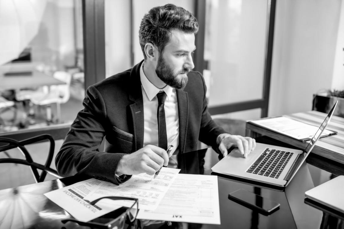 Calendar view showing weekly webinar schedule with completion checkmarks and upcoming sessions